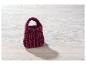 Ručne pletená bordová kabelka na bielom drevenom pozadí.