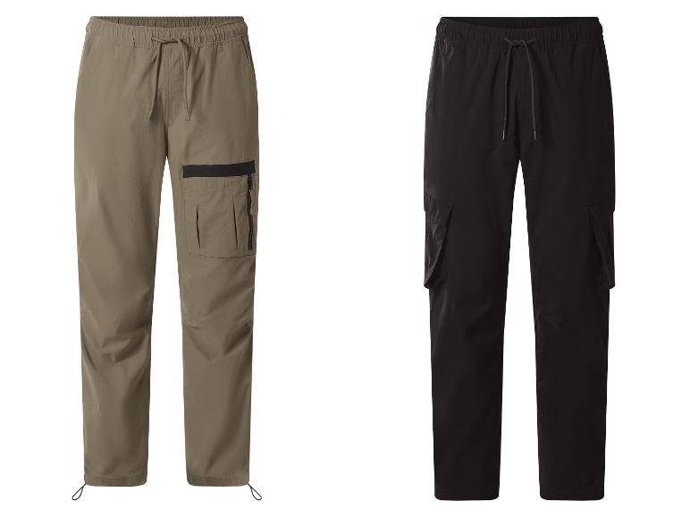 Pánske cargo nohavice v khaki a čiernej farbe so sťahovacou šnúrkou.