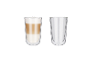 Dve poháre latte macchiato: jeden plný, druhý prázdny.