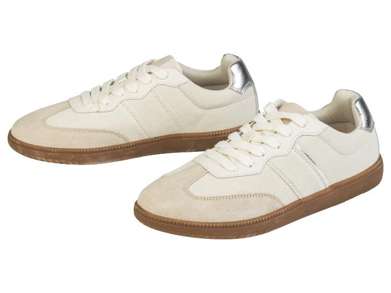 Dve biele kožené tenisky s hnedými podrážkami