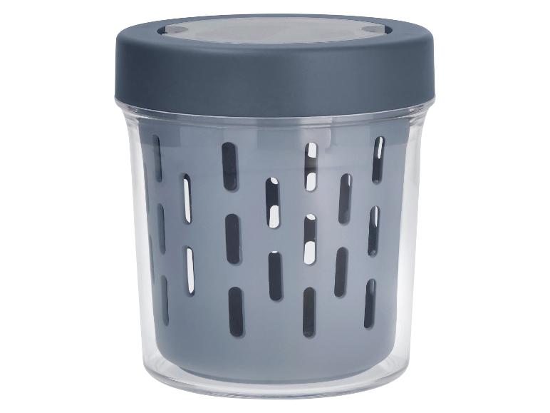 Sivý držiak na príbory s perforovanou vložkou.