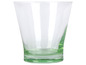 Priehľadná sklenená pohár s zeleným okrajom.