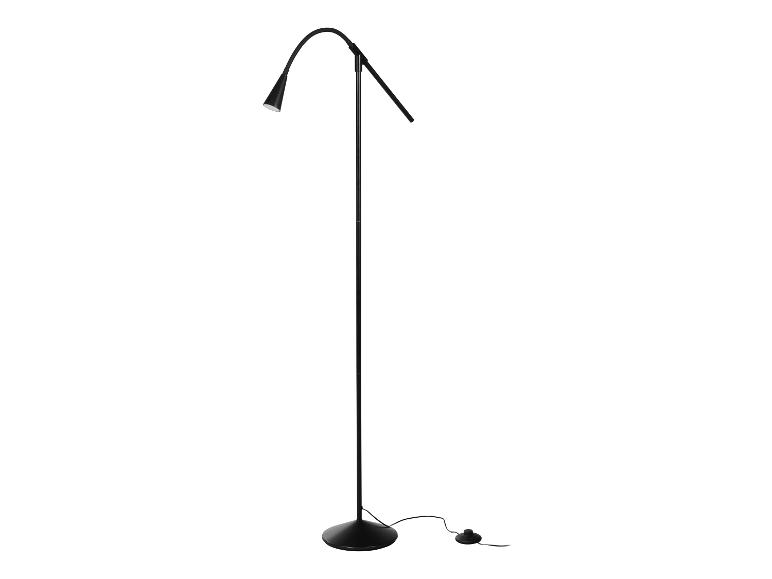 Čierna stojaca lampa so zakriveným ramenom a okrúhlou základňou