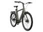 Zelený elektrický bicykel s remeňovým pohonom a zadným nosičom.