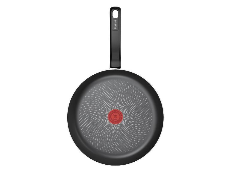 Čierna panvica Tefal s rukoväťou a indikátorom Thermo-Signal.