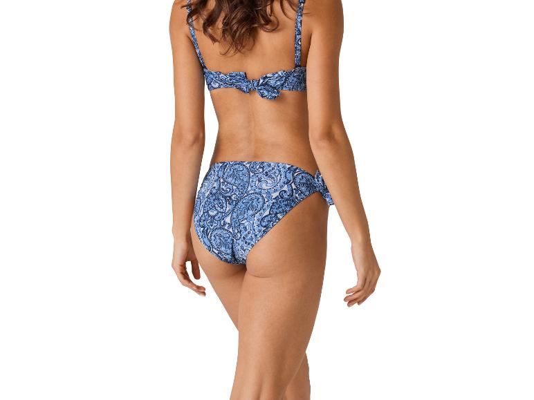Modrý paisley bikiny: zaviazaný vrch a spodok.