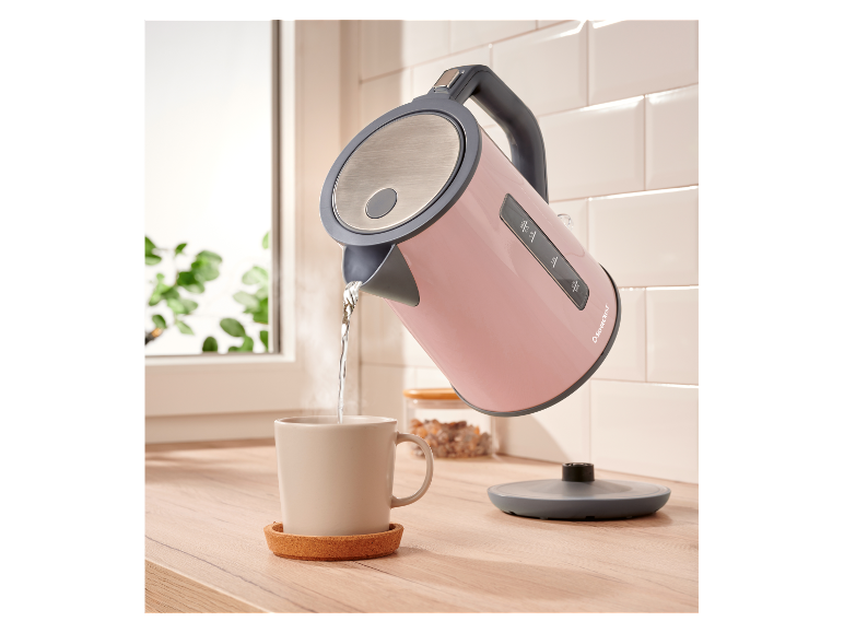 Ružová kanvica SilverCrest naleje vodu do hrnčeka.