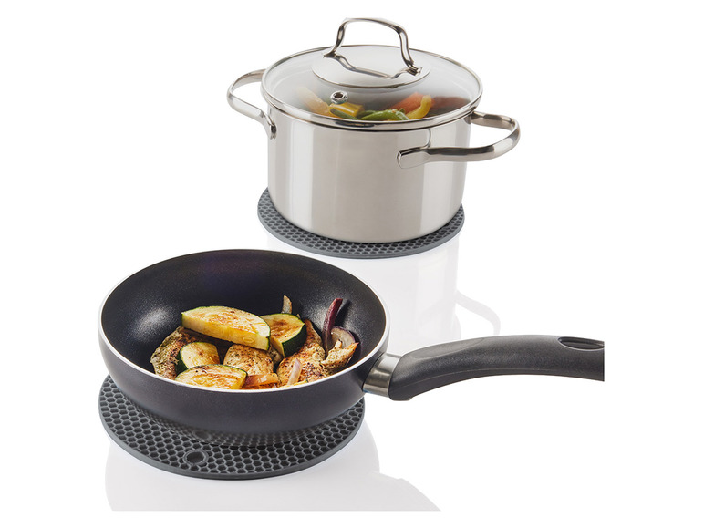 Hrnček a panvica s pokrievkou na tepelne odolných silikónových podložkách.