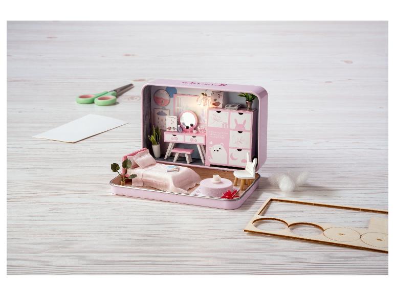Ružový miniatúrny domček pre bábiky Sweet Lullaby s nábytkom a remeselnými potrebami.