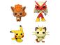 Štyri figúrky Pokémonov: Vulpix, Blaziken, Pikachu a Meowth.
