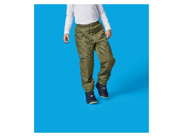 Detské khaki prešívané nohavice so zosilnenými detailmi a elastickými manžetami.