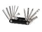 Čierno-strieborný cyklistický multitool s imbusovými kľúčmi, skrutkovačmi a otváračom na fľaše.