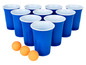 Modré poháre na beerpong s oranžovými loptičkami.