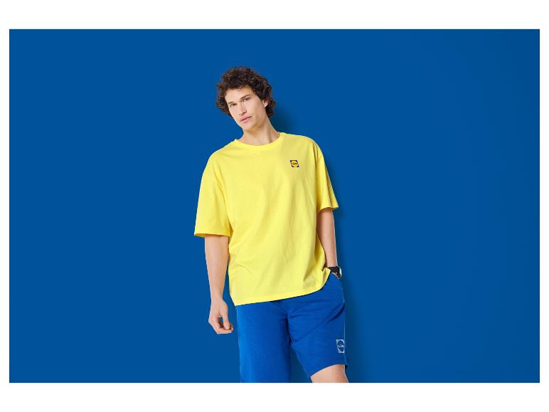 Muž v žltom tričku a modrých šortkách s logom Lidl.