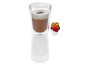 Cappuccino v sklenenej šálke s mini koláčmi a malinami.
