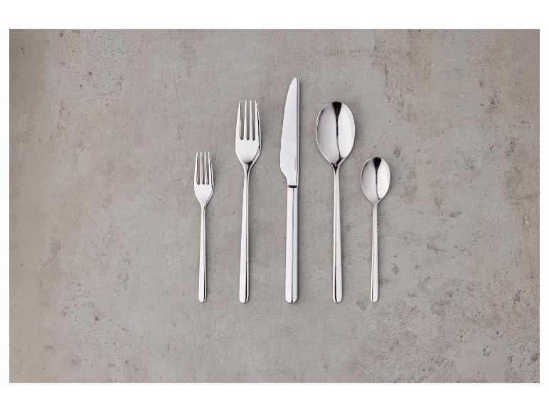 Súprava príborov z nehrdzavejúcej ocele, s dvoma vidličkami, nožom a dvoma lyžicami, na sivom povrchu.
