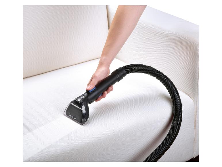 Čistenie pohovky pomocou nadstavca SilverCrest.