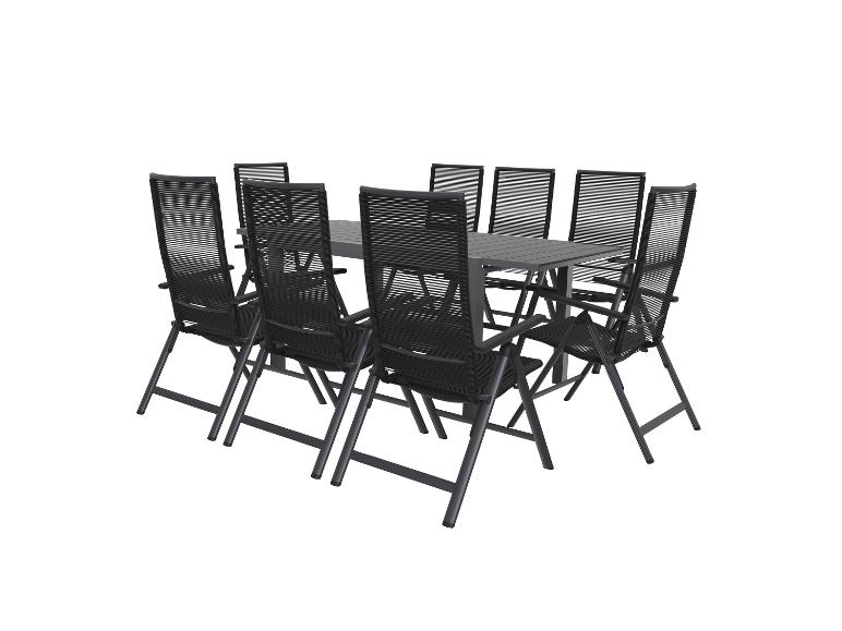 Záhradný nábytok: obdĺžnikový stôl a osem skladacích stoličiek z čierneho opleteného plastu.