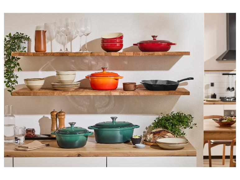 Štýlová kuchyňa s liatinovými hrncami Le Creuset v zelenej, oranžovej a červenej farbe.