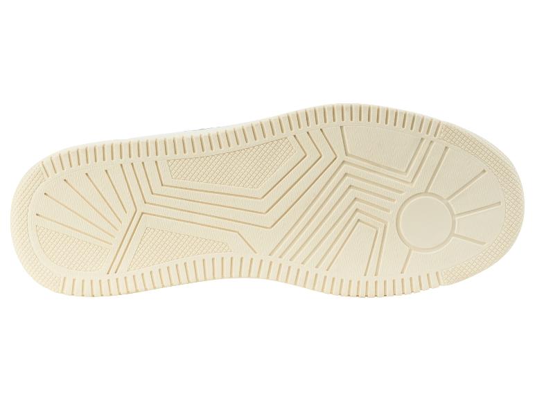 Krémová podrážka tenisiek, minimalistický dizajn.