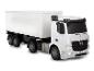Model bieleho nákladného auta Mercedes-Benz Actros s prívesom.