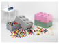 LEGO úložné boxy v sivej, ružovej a zelenej farbe s LEGO kockami okolo.