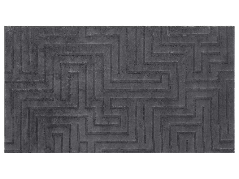 Sivý koberec s geometrickým vzorom bludiska