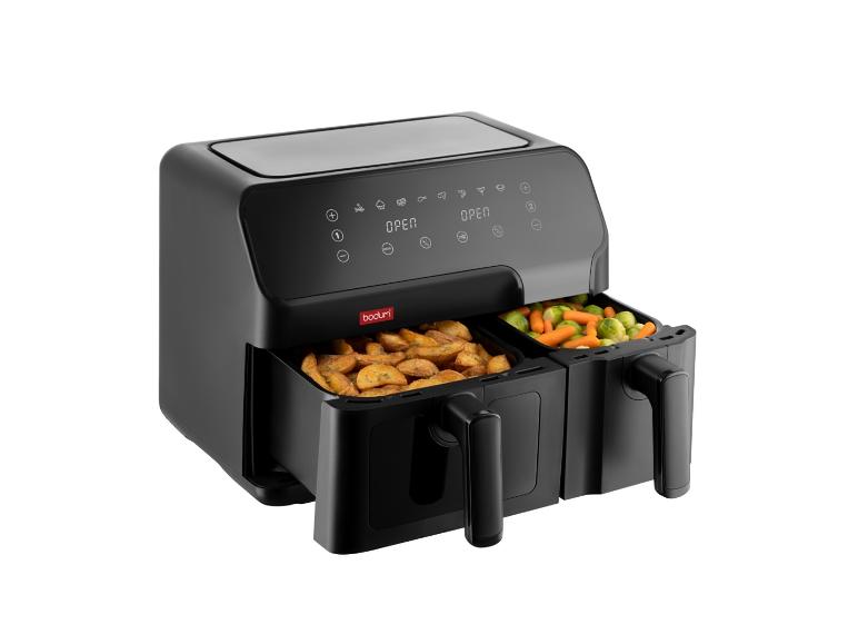 Čierna teplovzdušná fritéza Bodum s dvoma zásuvkami, plnými hranolčekov a zeleniny.