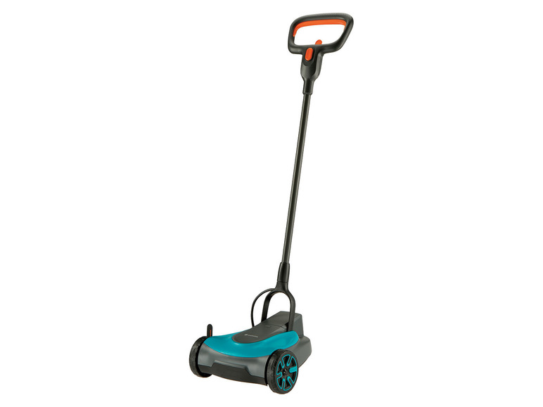 Modrá elektrická kosačka na trávu s dlhou rukoväťou.