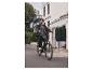 Muž jazdí na čiernom elektrickom bicykli značky Cívvit.