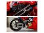 Detail červeného motocykla Lego Technic Ducati, zobrazujúci palubnú dosku a zadné koleso.
