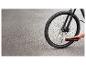 Človek pumpuje koleso na bicykli pomocou bezdrôtovej pumpy Ultimate Speed.