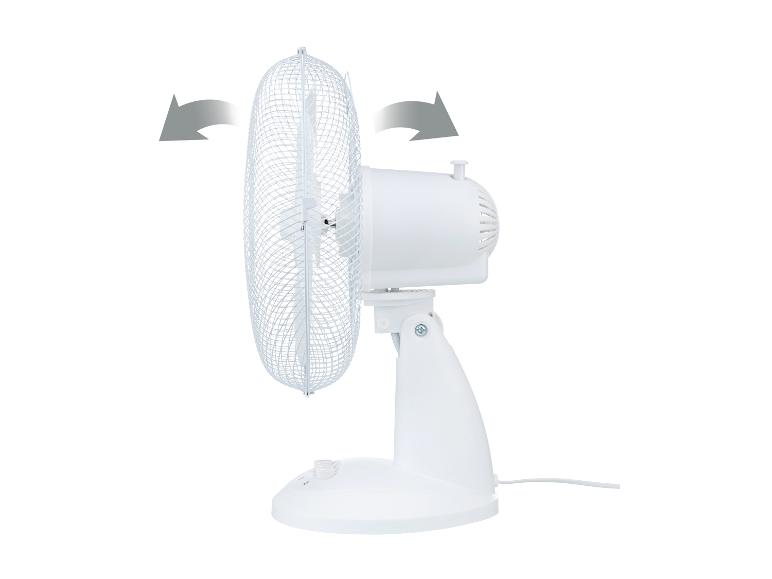 Biely stolný ventilátor so šípkami oscilácie