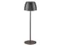 Tmavosivá, moderná stojacia lampa s kónickým tienidlom a okrúhlou základňou.