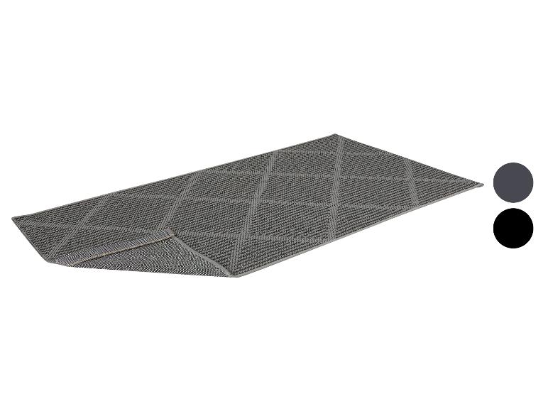 Sivá a čierna rohožka s geometrickým vzorom