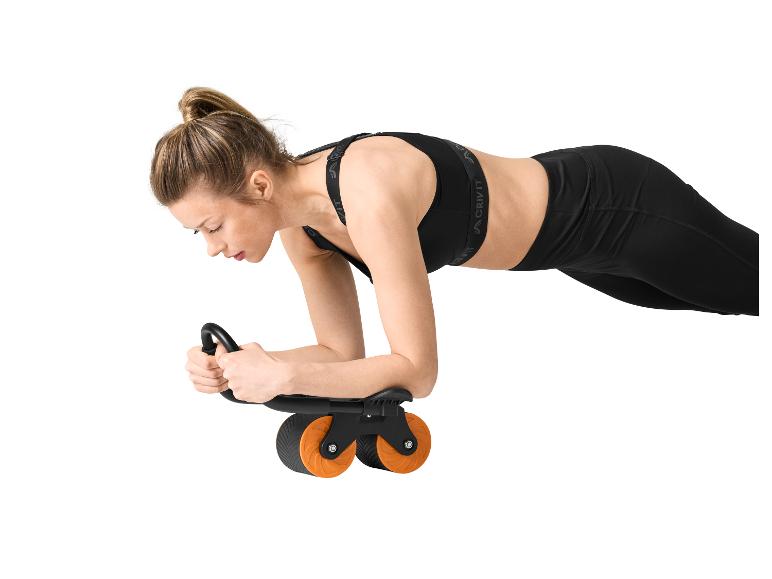 Žena používa Crivit ab roller na cvičenie.