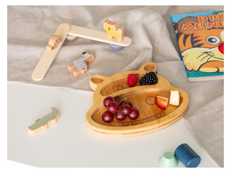Bambusový detský tanier, ovocie, drevené hračky zvieratká.