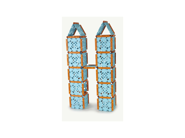 Dve modré veže postavené z farebných kociek.