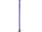 Fialová trblietavá stĺpová lampa s chrómovou základňou a čiernym káblom.