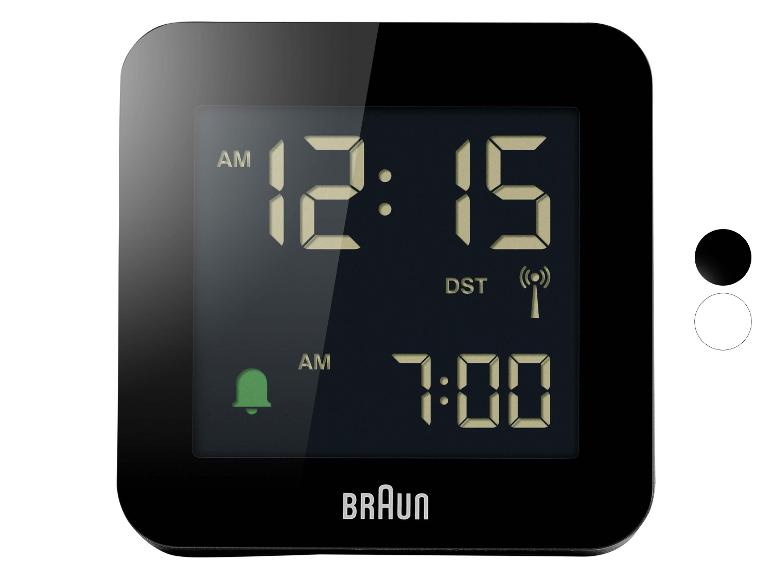 Čierny digitálny budík s displejom zobrazujúcim 12:15 AM a budíkom nastaveným na 7:00 AM.