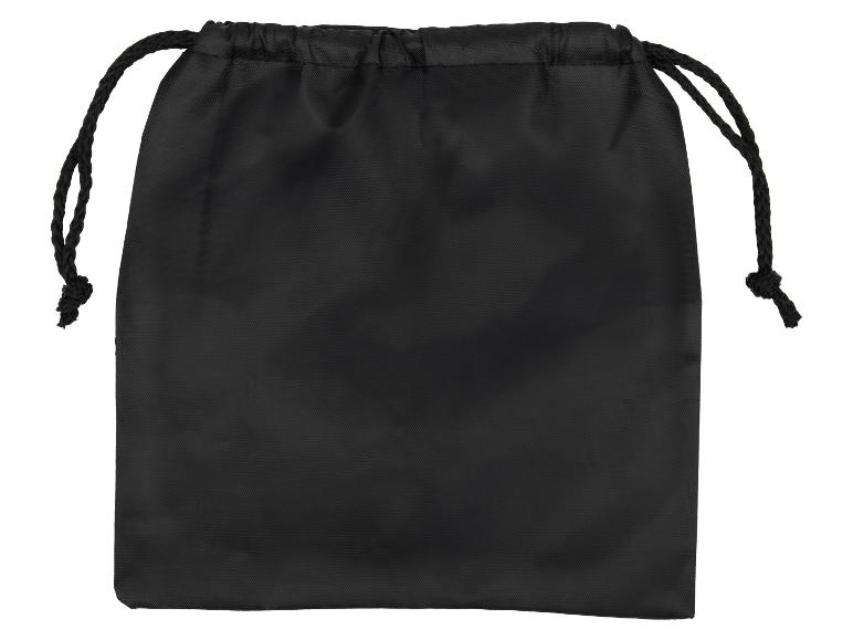 Čierne vrecko so sťahovacou šnúrkou na bielom pozadí.