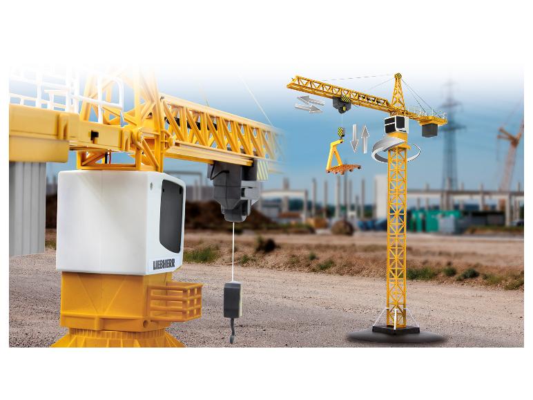 Liebherr model hračky vežového žeriavu s pozadím staveniska.