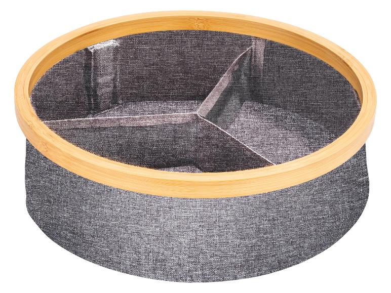 Šedý kôš na bielizeň s bambusovým rámom.