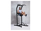 Muž cvičí na čiernom fitness stojane s rôznymi cvičeniami.