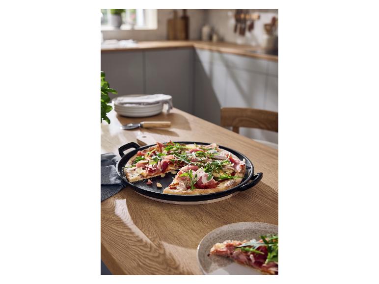 Liatinová forma na pizzu SILVERCREST® s čerstvo upečenou pizzou na drevenom stole
