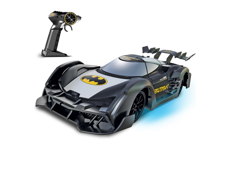 Čierne Batmanove pretekárske auto s diaľkovým ovládaním.