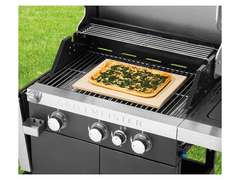 Gril s pizzou na kameni na pečenie, vonku na tráve