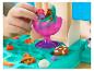 Detské ruky sa hrajú s farebnou plastelínou, vytvárajú tvary ako kvety a praclíky.