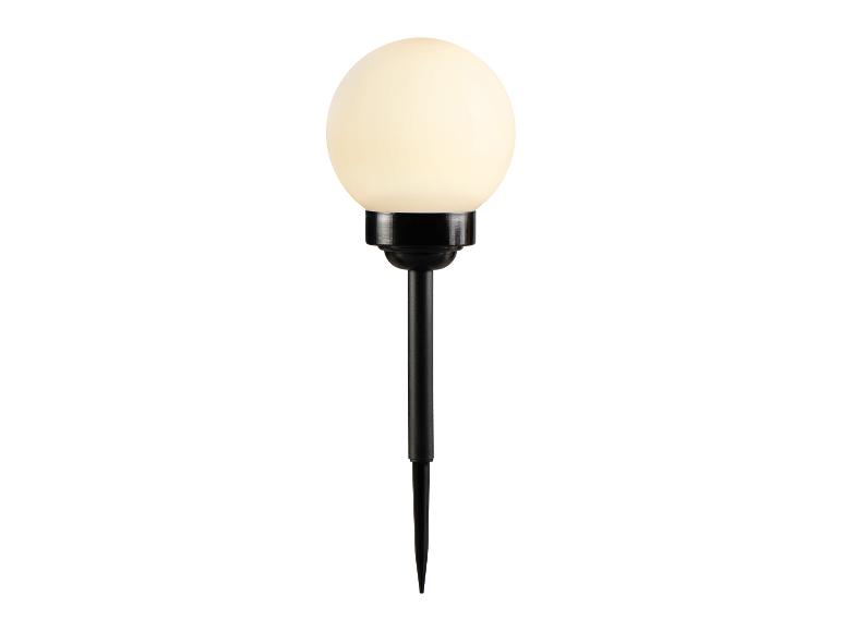Záhradná solárna lampa s guľatým mliečnym tienidlom a čiernym zápichovým podstavcom.