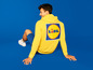 Muž v žltej mikine s logom Lidl.